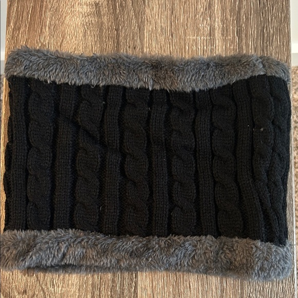 Legendary Whitetails Black and Gray Knit Gloves Set - Picture 8 of 8